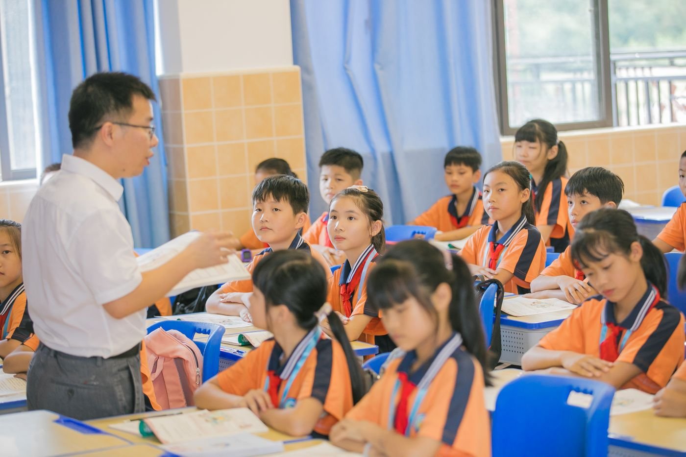 講師在課堂中與學員互動,推廣生命教育
